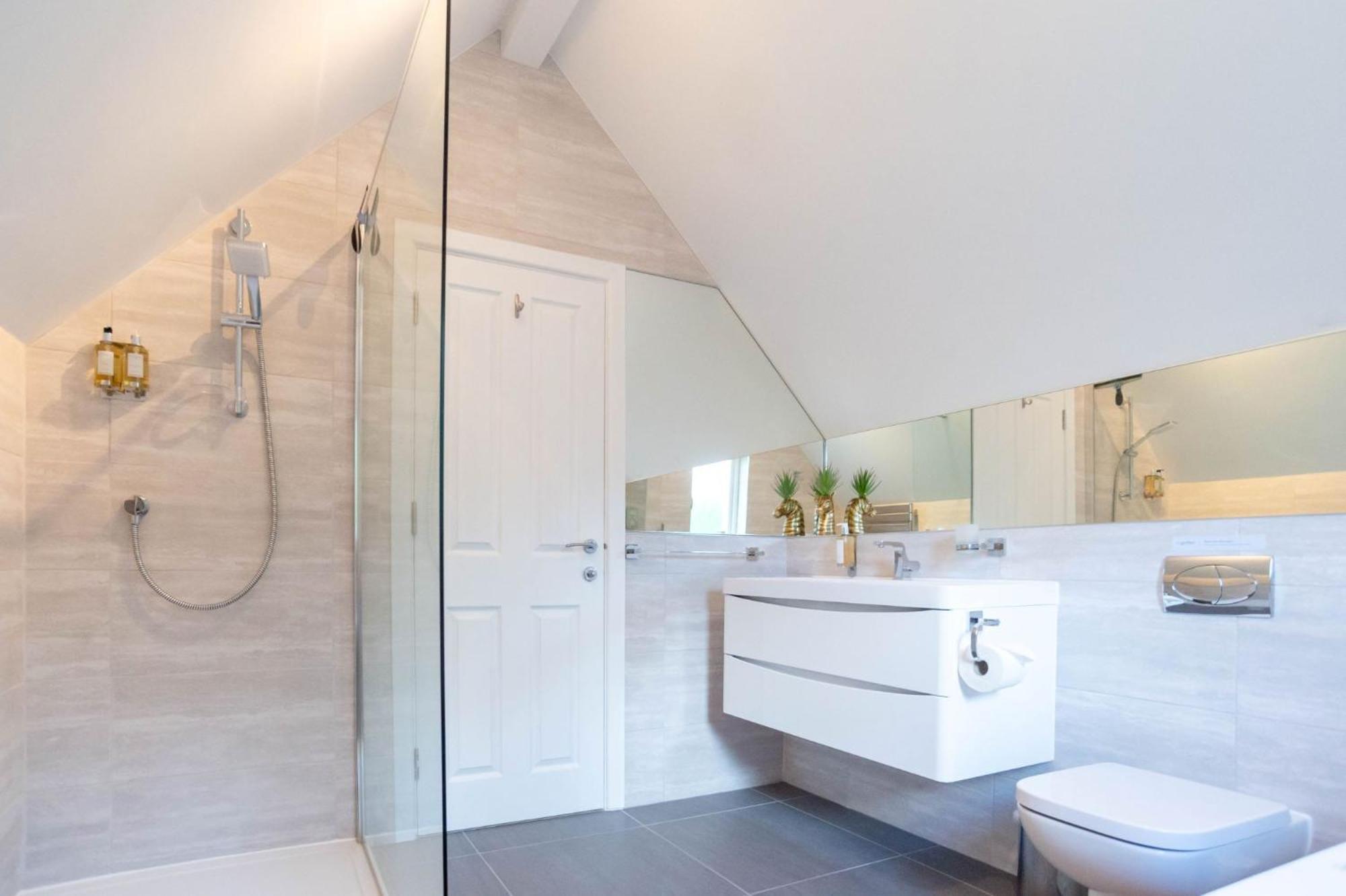Luxurious Cosy And Contemporary 4 Bedroom - Trewhiddle V3